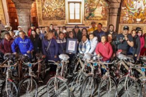 Entrega Gobernadora bicicletas a taqueros que ganaron Récord Guinness